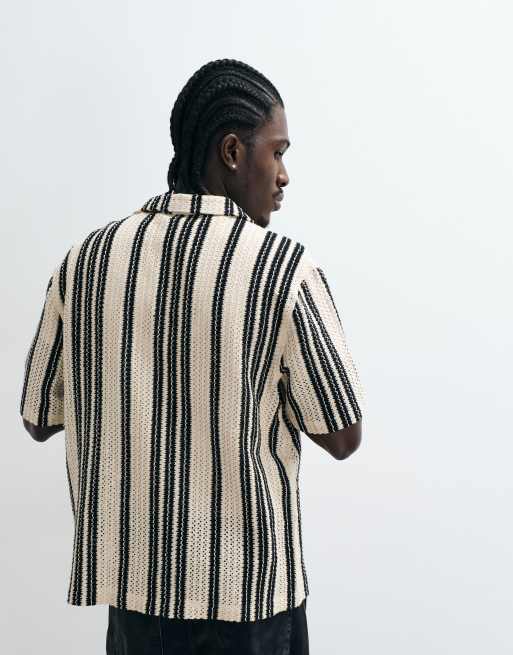 ASOS DESIGN afslappet skjorte med reverskrave og hæklede striber i sort og beige, 4 af 5