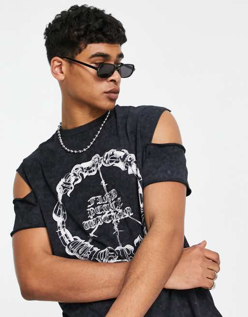 ASOS DESIGN - Afslappet T-shirt i forvasket sort med udskæring og gotisk print foran