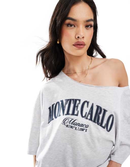 ASOS DESIGN - Afslappet T-shirt med offshoulder-snit og 'Monte Carlo'-grafik