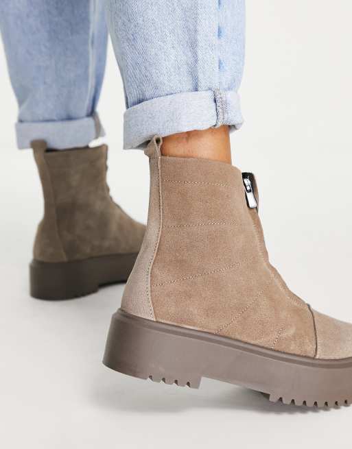 ASOS DESIGN – Agent – Flache Wildleder-Stiefel in Taupe mit dicker Sohle und Reißverschluss vorne, 2 von 4