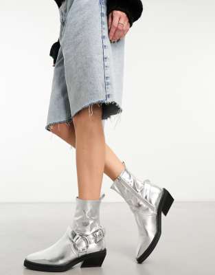 ASOS DESIGN – Agent – Srebrne botki kowbojskie z uprzężą
