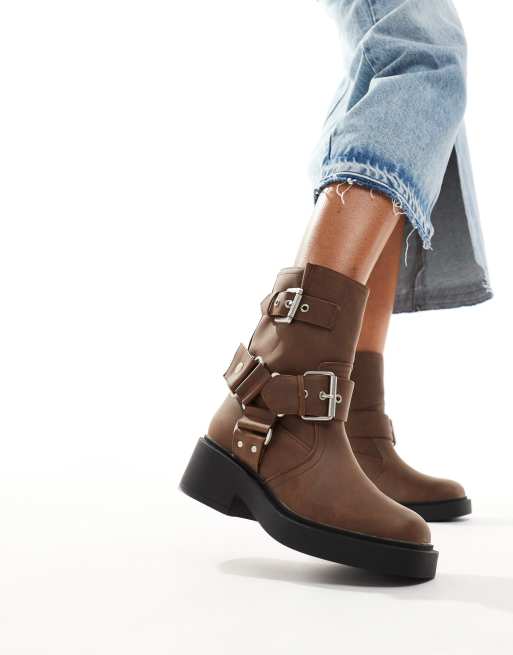 ASOS DESIGN – Aim – Bruna ankelhöga bikerboots med flera remmar