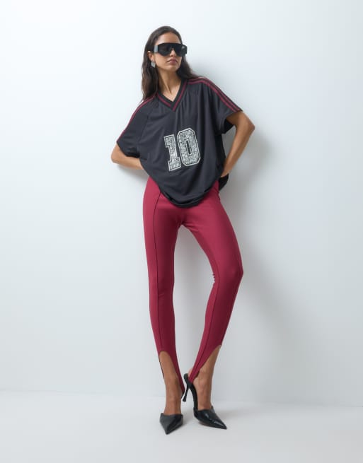 ASOS DESIGN airtex oversized T-shirt med v-hals i varsity-stil med krystalpynt, 3 af 5