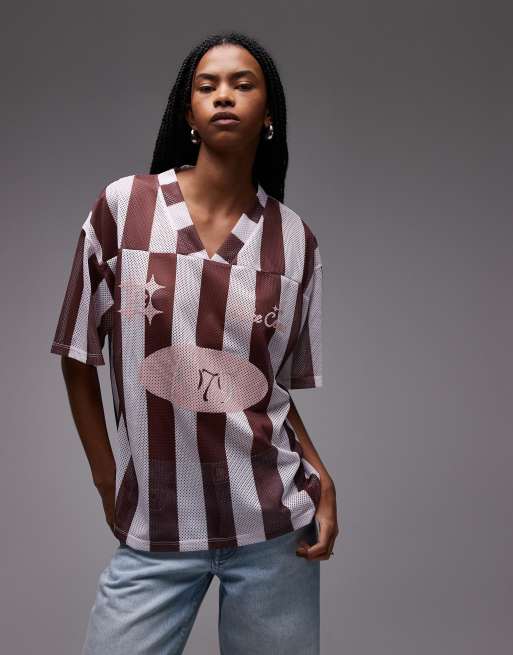 ASOS DESIGN – Airtex – Vinröd, randig t-shirt med fotbollstryck