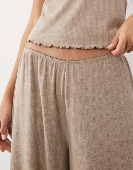 ASOS DESIGN - Ajourgebreide pyjamaset met hemdje en broek met V-hals in lichtbeige, 4 van 4