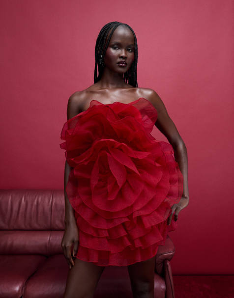 ASOS DESIGN – Aksamitna czerwona sukienka mini z dekoltem bandeau i kwiatem 3D z falbanką - view 1