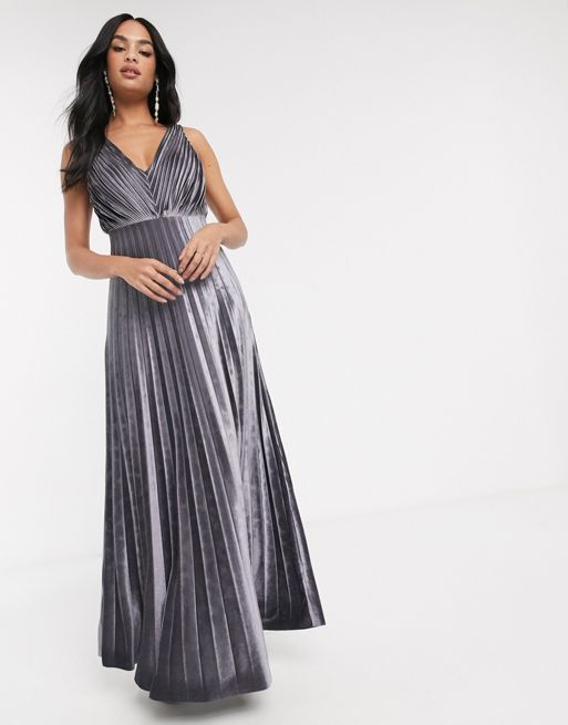 ASOS DESIGN – Aksamitna plisowana sukienka maxi na ramiączkach z paseczkami  z tyłu | ASOS