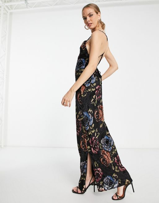 ASOS DESIGN – Aksamitna sukienka maxi na ramiączkach w kwiatowy wzór z  odkrytymi plecami i sznurowaniem na plecach | ASOS