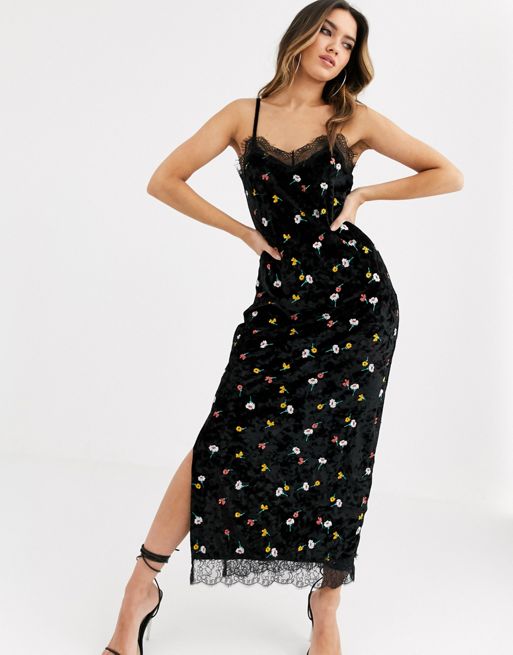 ASOS DESIGN – Aksamitna sukienka midi na ramiączkach z haftowanym wzorem i  koronkowym wykończeniem | ASOS