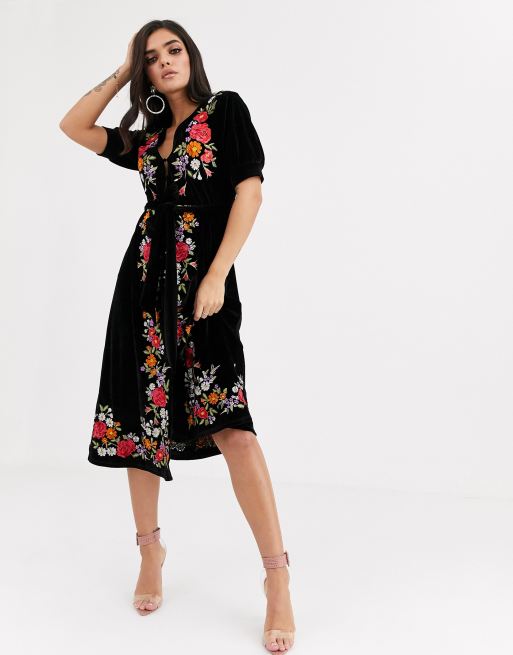 ASOS DESIGN – Aksamitna sukienka midi z haftowanym wzorem | ASOS