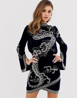 ASOS DESIGN – Aksamitna sukienka mini ze strojnym motywem smoka | ASOS