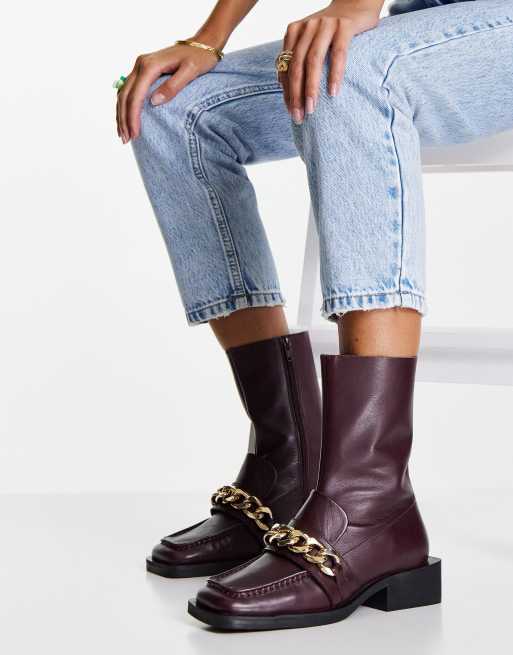 ASOS DESIGN – Alarm – Vinröda boots i premiumläder och loafermodell med kedja
