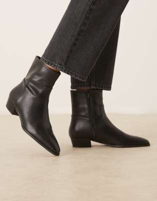 ASOS DESIGN - Albie - Flache, spitze Ankle Boots in Schwarz