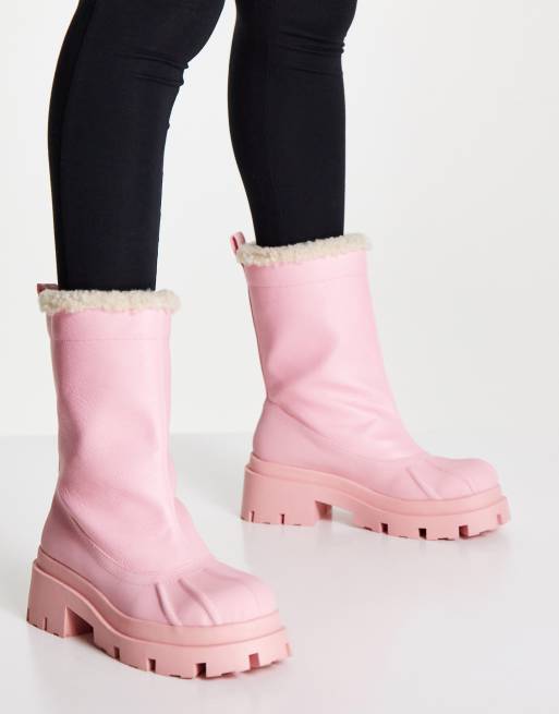ASOS DESIGN – Alice – Stiefel zum Überziehen in Rosa mit Futter aus Lammfellimitat