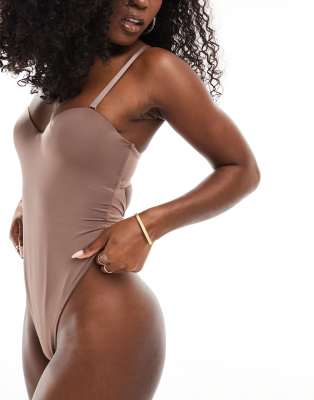 ASOS DESIGN - All Day - Figurformender, wattierter Body in Taupe mit abnehmbaren Trägern und nicht sichtbarem Bügel-Brau...