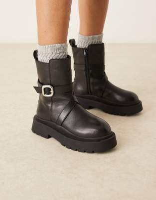 ASOS DESIGN - Amelia - Flache Ankle-Boots aus Leder in Schwarz mit Schnallendetail und dicker Sohle