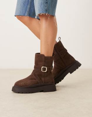 ASOS DESIGN - Amelia - Flache Ankle-Boots aus Wildleder in Schokobraun mit Schnallendetail und dicker Sohle-Brown