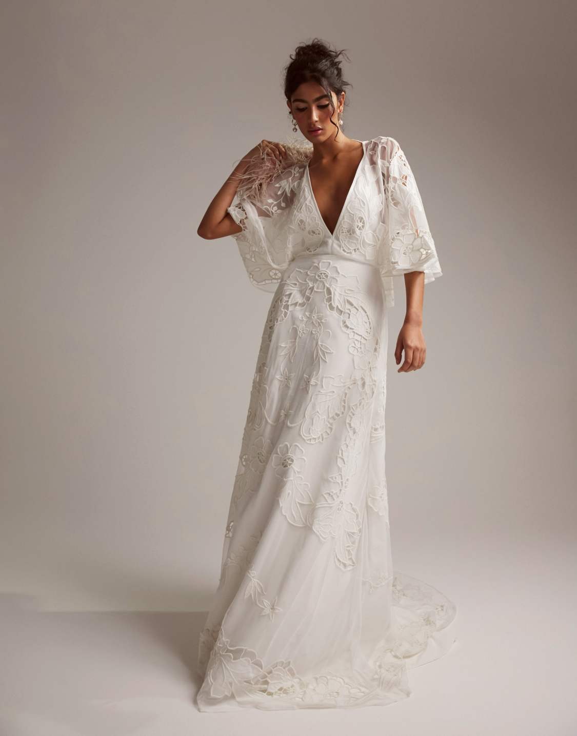 ASOS DESIGN – Amelia – Robe de mariée brodée à détails ajourés et manches kimono Robes de mariée The Wedding Explorer