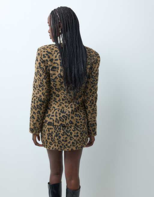ASOS DESIGN americana de traje con botones llamativos y estampado de leopardo texturizado, 3 de 5