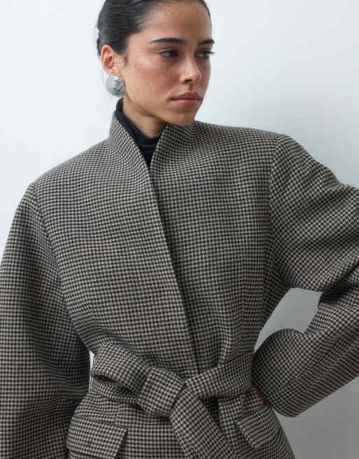 ASOS DESIGN americana de traje con cuello alto, cinturón y mangas cocoon a cuadros marrones, 2 de 4