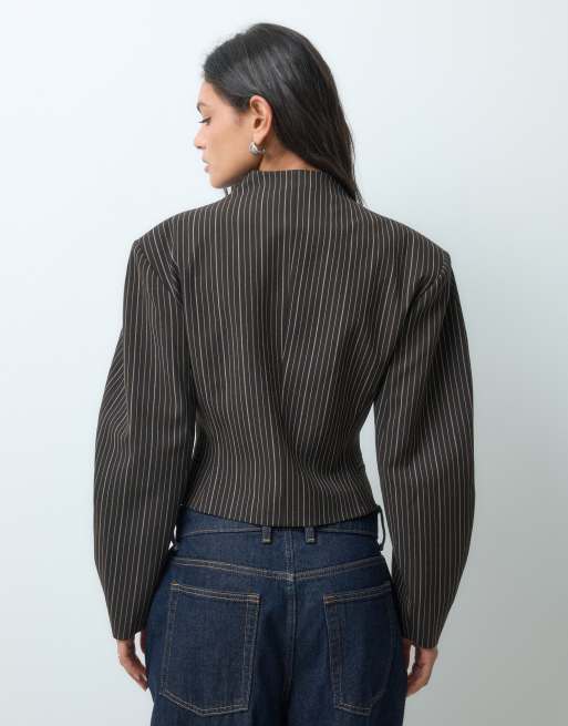 ASOS DESIGN americana de traje con cuello alto y mangas abullonadas en raya diplomática marrón, 5 de 5