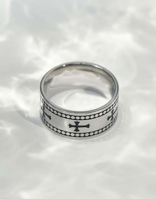 ASOS DESIGN - Anello a fascia color argento brunito con croci incise in acciaio inossidabile resistente all'acqua