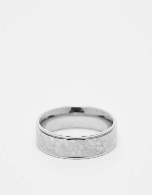 ASOS DESIGN - Anello a fascia in acciaio inossidabile resistente all'acqua color argento con effetto zigrinato