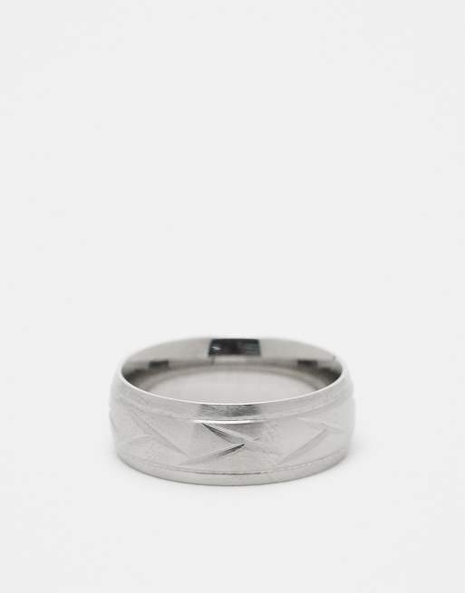 ASOS DESIGN - Anello a fascia in acciaio inossidabile resistente all'acqua con motivo in rilievo color argento
