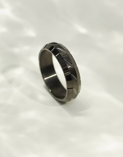 ASOS DESIGN - Anello a fascia smussato grigio canna di fucile con design in rilievo in acciaio inossidabile resistente all'acqua