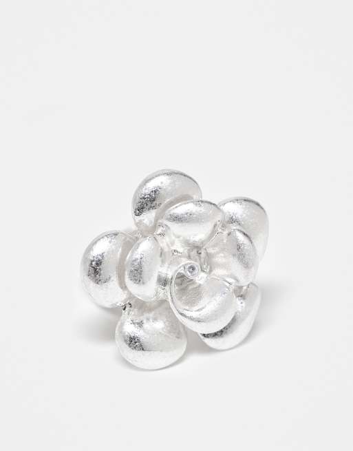 ASOS DESIGN - Anello a fiore appariscente color argento spazzolato