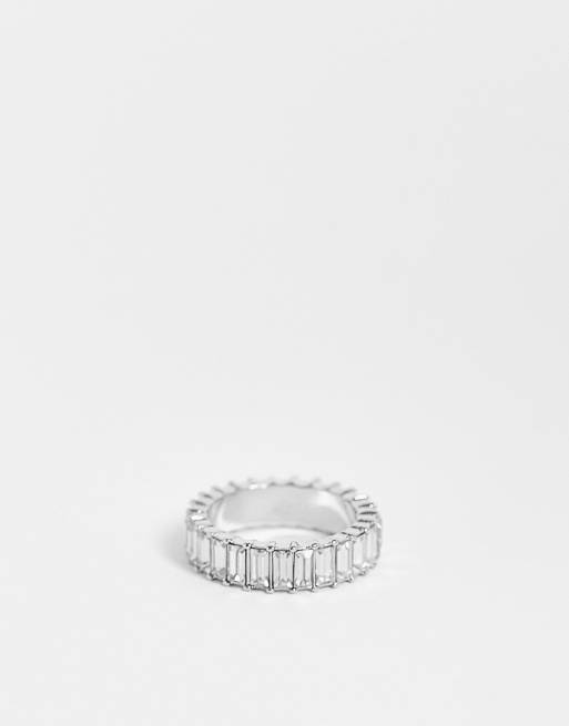 ASOS DESIGN - Anello argentato a fascia e cristalli a baguette