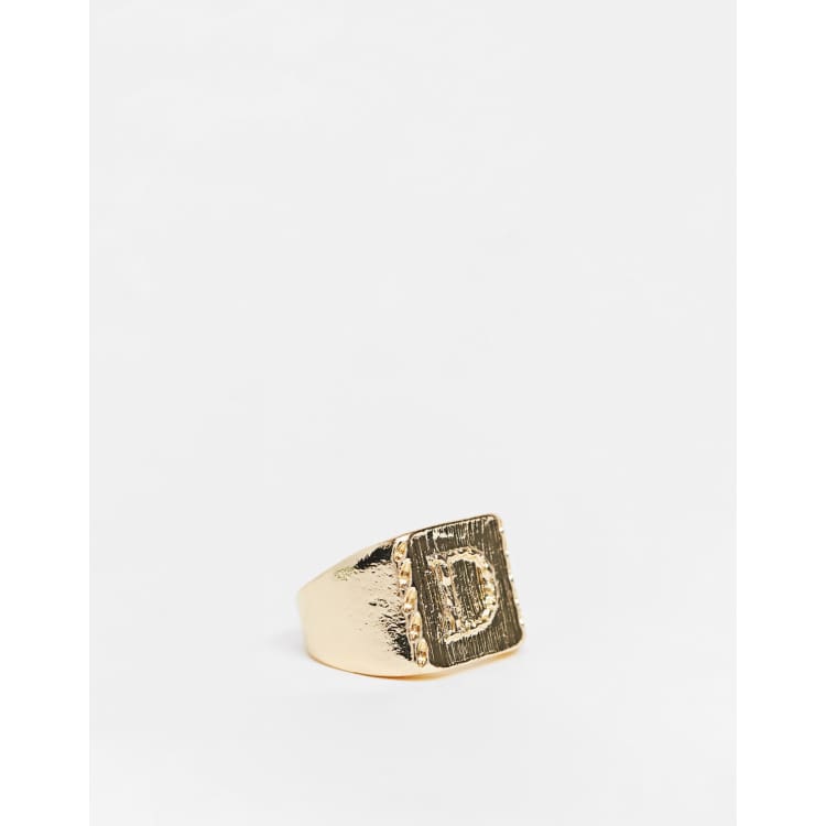 ASOS DESIGN - Anello chevalier con lettera D colore oro ...