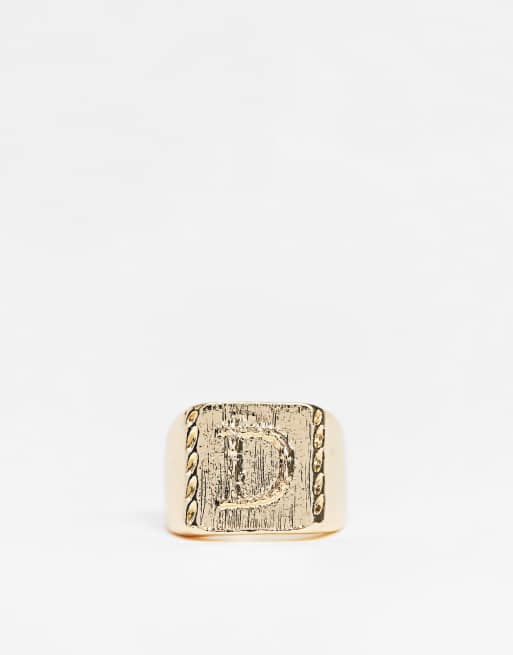 ASOS DESIGN - Anello chevalier con lettera D colore oro ...