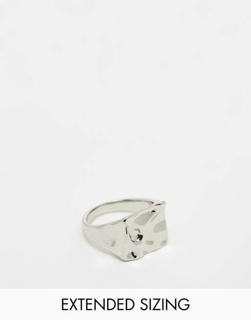 ASOS DESIGN - Anello con sigillo martellato color argento