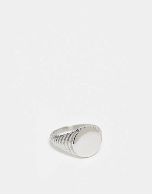 ASOS DESIGN - Anello con sigillo rotondo argentato in acciaio inossidabile resistente all'acqua con motivo in rilievo