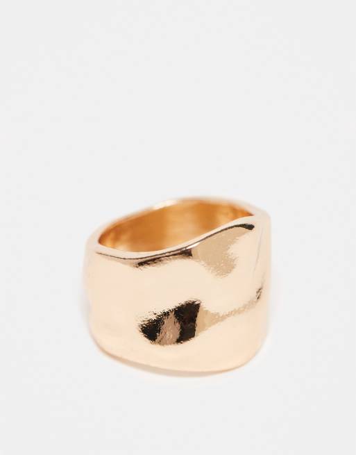 ASOS DESIGN - Anello con texture martellata color oro