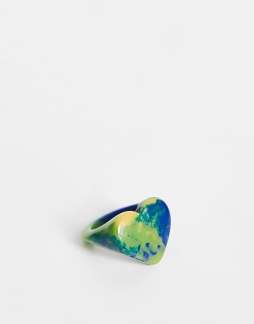 ASOS DESIGN - Anello di plastica a forma di cuore in colori tie-dye