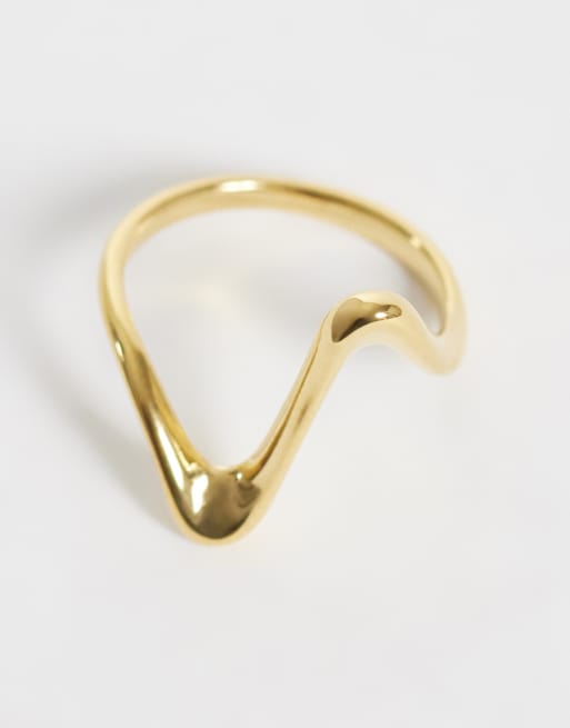 ASOS DESIGN anello in acciaio inossidabile waterproof con design ondulato color oro, 2 di 3