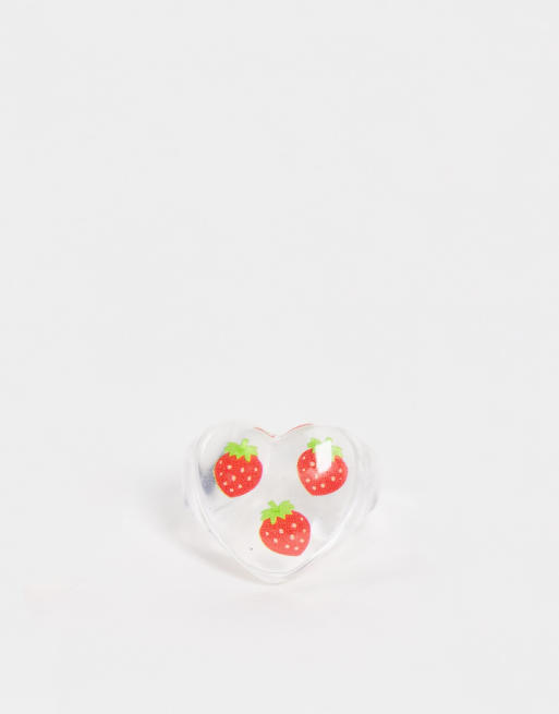 ASOS DESIGN - Anello in plastica trasparente a forma di cuore con fragole all'interno