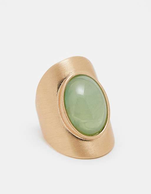 ASOS DESIGN - Anello largo color oro spazzolato con pietra sintetica verde salvia incastonata