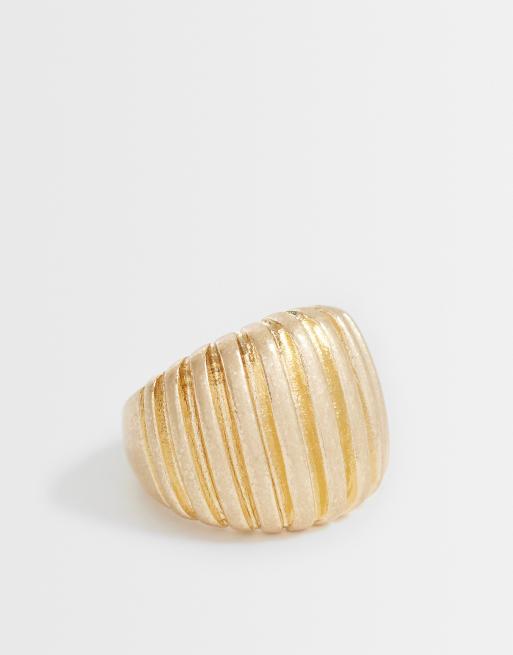 ASOS DESIGN - Anello spesso con design increspato color oro spazzolato
