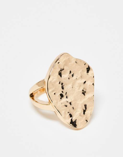 ASOS DESIGN - Anello zigrinato martellato effetto fuso color oro