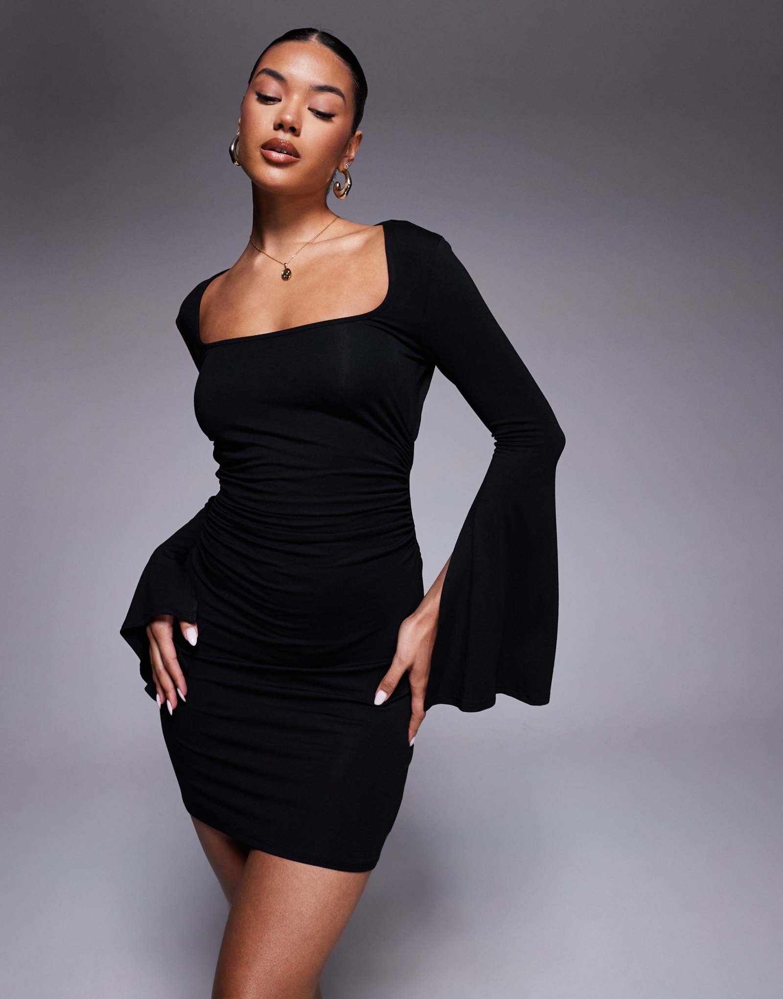 Черное мини-платье ASOS DESIGN с круглым вырезом и открытой спиной и рукавом 