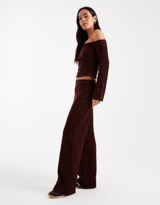 ASOS DESIGN - Angeraute, gerippte Hose in Schokobraun mit weitem Bein, Kombiteil-Brown