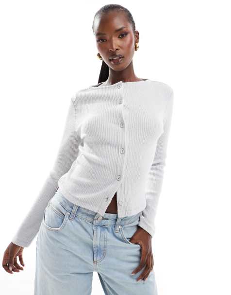 ASOS DESIGN – Angeraute, gerippte Strickjacke in Grau mit knappem Schnitt - view 1