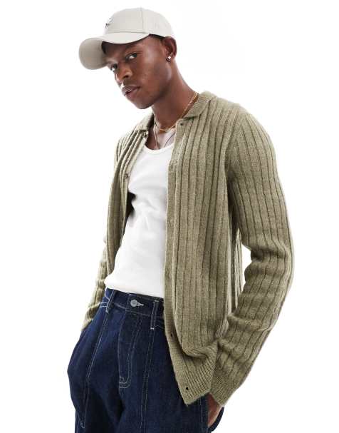 ASOS DESIGN – Angeraute, gerippte Strickjacke in Khaki mit Kragen - view 1
