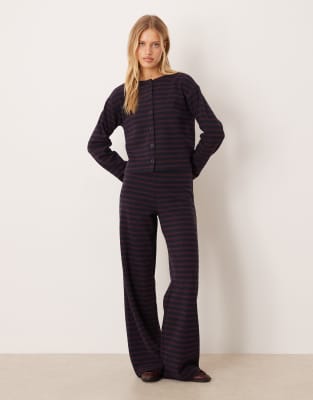 ASOS DESIGN - Angeraute Hose in Burgunderrot mit Streifen und weitem Bein, Kombiteil