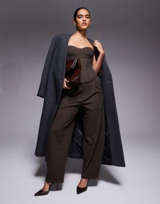 ASOS DESIGN - Angeraute Hose in Schokobraun mit Fischgrätmuster und abgerundetem Beinschnitt, Kombiteil-Brown