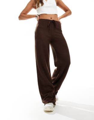 ASOS DESIGN - Angeraute Hose mit weitem Schnitt in Schokobraun-Brown