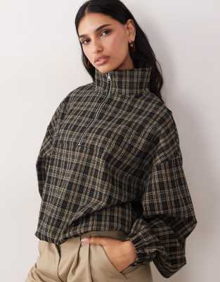 ASOS DESIGN - Angeraute Jacke in Braun kariert mit kurzem Reißverschluss-Bunt